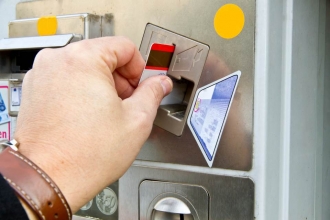 Geldkarte in Automat