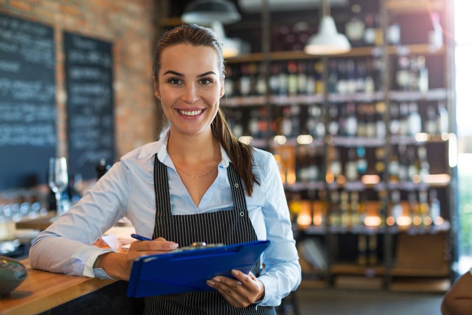 Gastronomin lächelt in Kamera