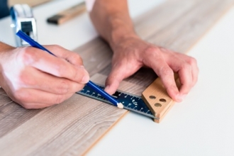 Bodenleger bei der Arbeit