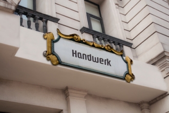 Schild am Haus Handwerk