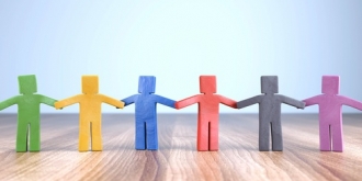 Mitgliedschaft Figuren händehaltend