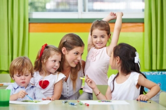 Tagesmutter spielt mit Kindern